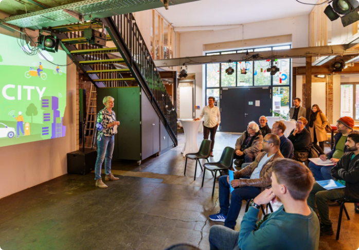 Menschen bei einem Vortrag oder Workshop im Veranstaltungsraum.