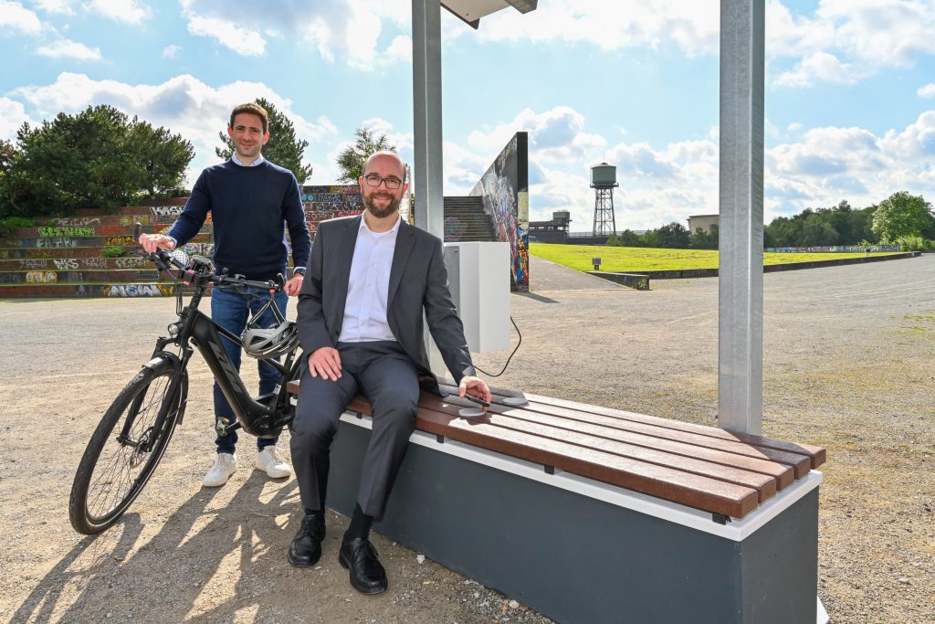 Mann mit E-Bikes an Mobilitätsstation.