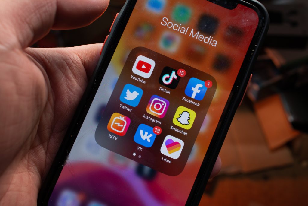 Startbildschirm eines Smartphones mit bekannten App-Icons.