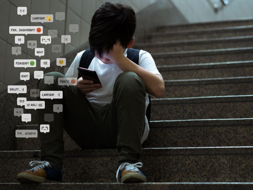 Jugendlicher sitzt auf Treppe mit Smartphone, Icons um sie herum.
