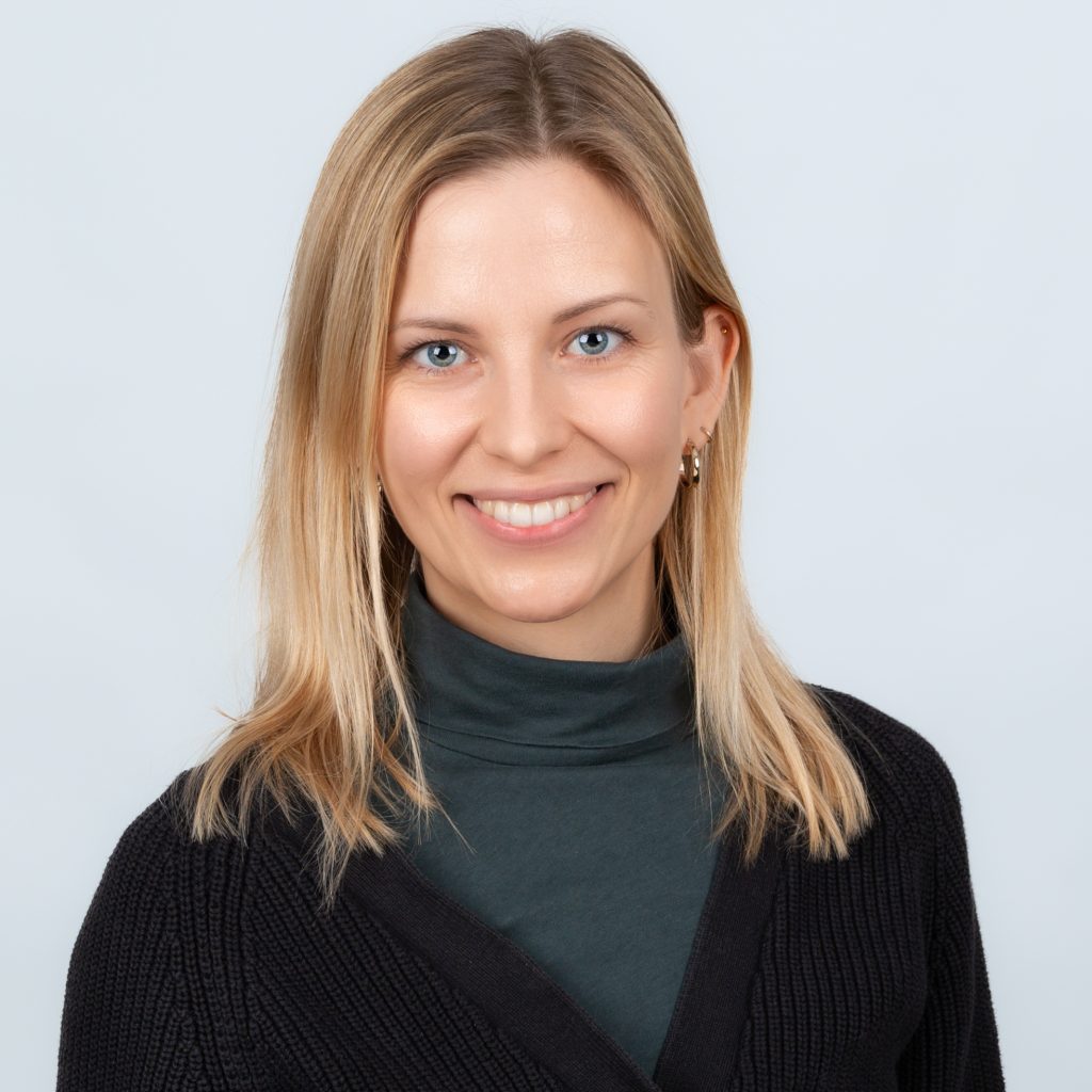 Eine Frau mit schulterlangem blondem Haar lächelt in die Kamera. Ines Kammeier.