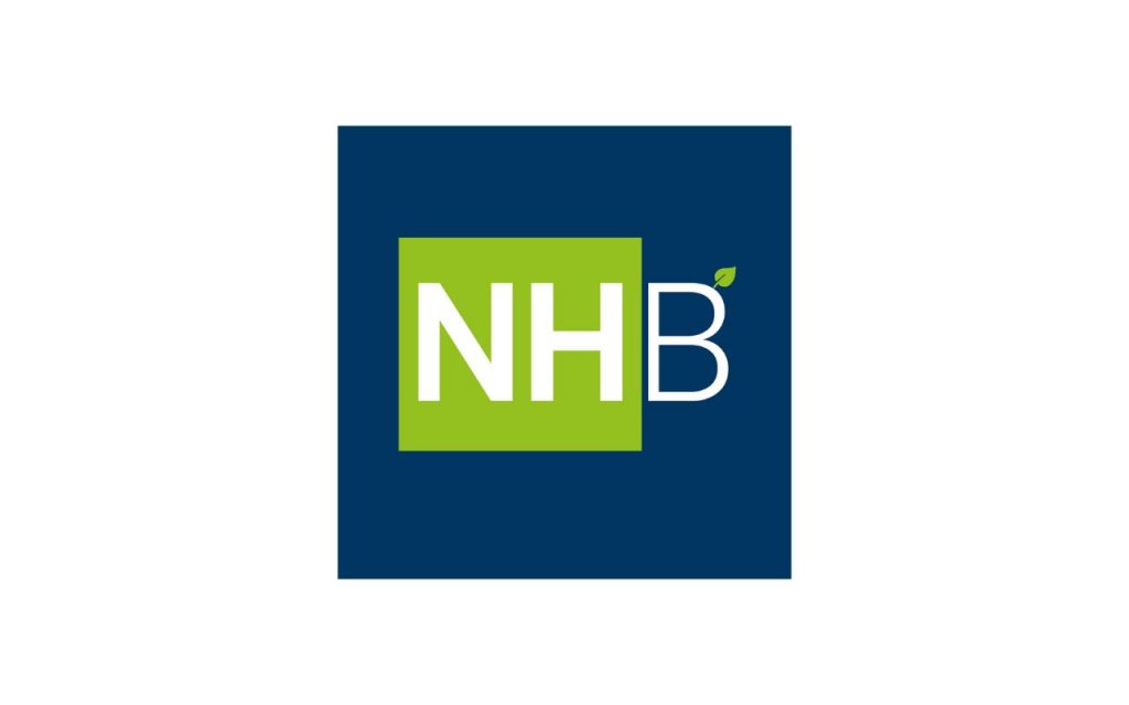 Logo mit Buchstaben NHB auf dunkelgrünem Hintergrund.