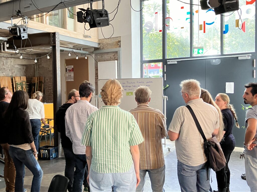 Gruppe besucht eine digitale Ausstellung oder Infobereich.