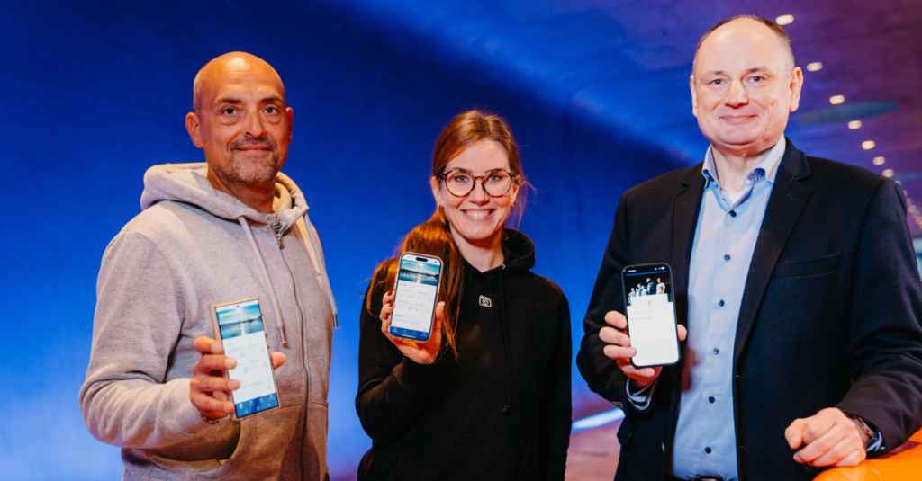 Drei Personen präsentieren eine mobile App auf ihren Smartphones.