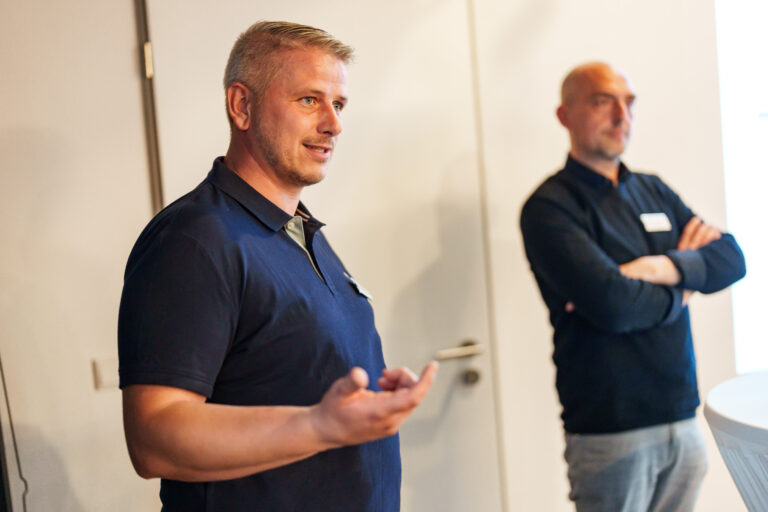 Mann hält eine Präsentation bei einem Event.