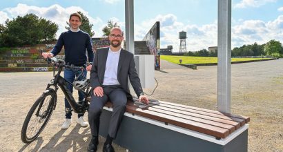 Mann mit E-Bikes an Mobilitätsstation.