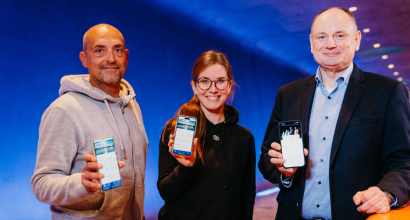 Drei Personen präsentieren eine mobile App auf ihren Smartphones.