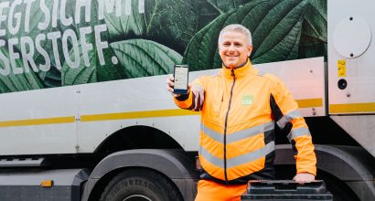 Fernwärme-Tanklaster mit einer Person in orangener Arbeitskleidung.